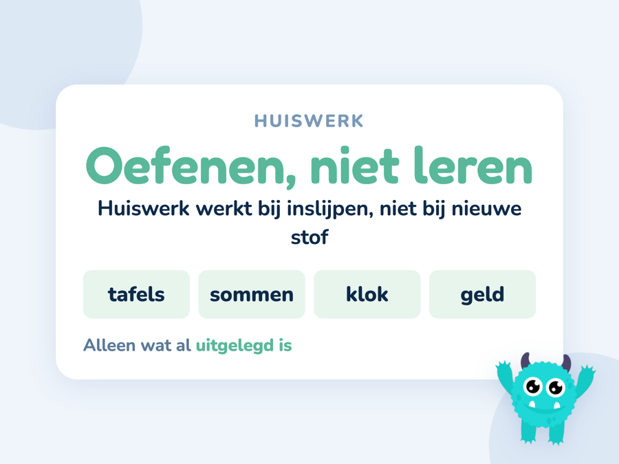 Een kaart met vijf minuten automatiseren naast een werkblad met nieuwe stof
