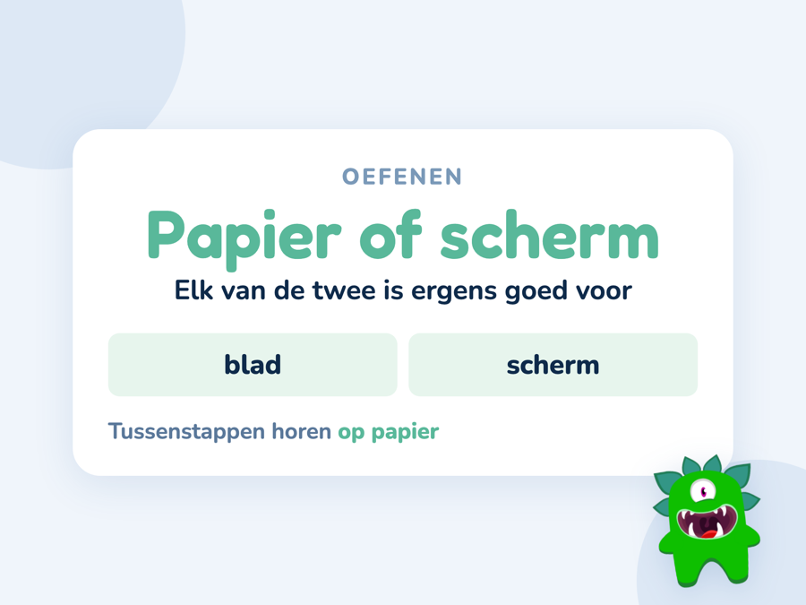 Een kaart met een geprint werkblad naast een scherm en waar elk van de twee sterk in is